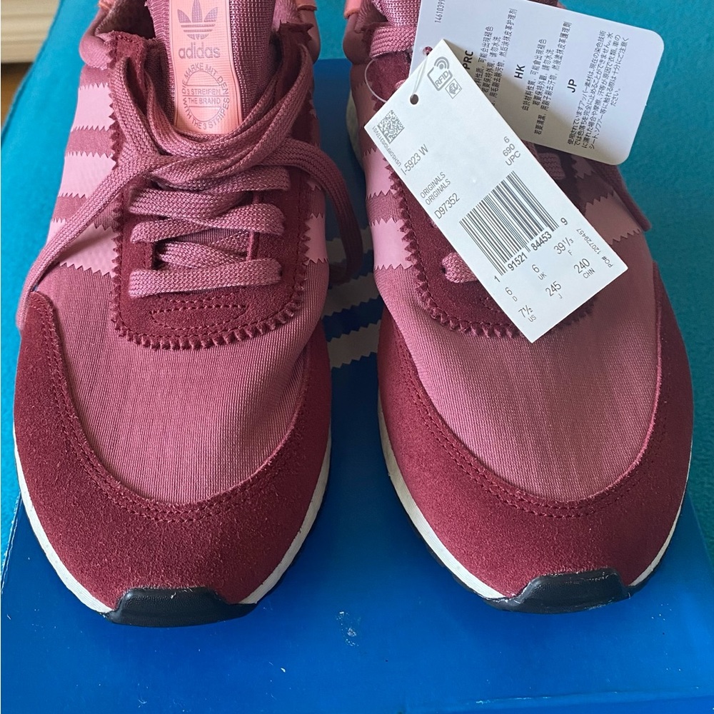 Adidas’s tennis shoes size 8.5, on the box 7.5 but is not…BRAND NEW  Shoes 👟